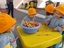 Crianças da sala dos Patinhos a cortarem as cascas de frutas do pequeno almoço para a compostagem